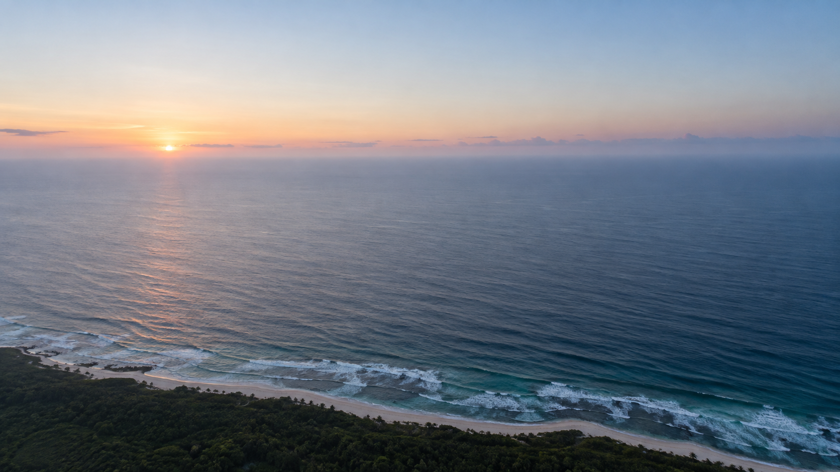 Costa sergipana vista do alto ao amanhecer